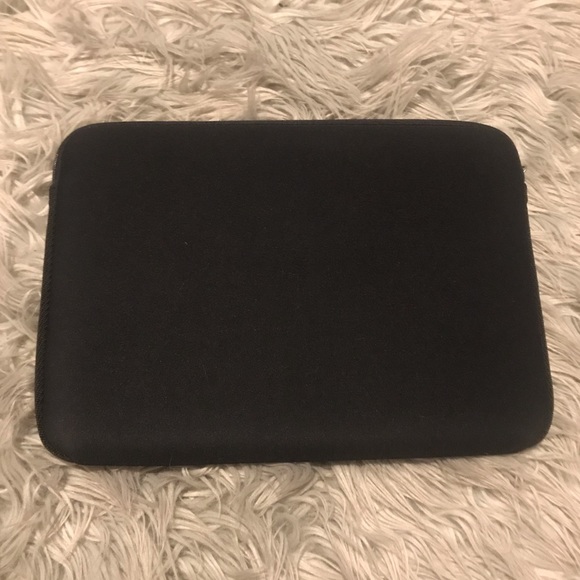 Black case logic laptop sleeve - Picture 3 of 6